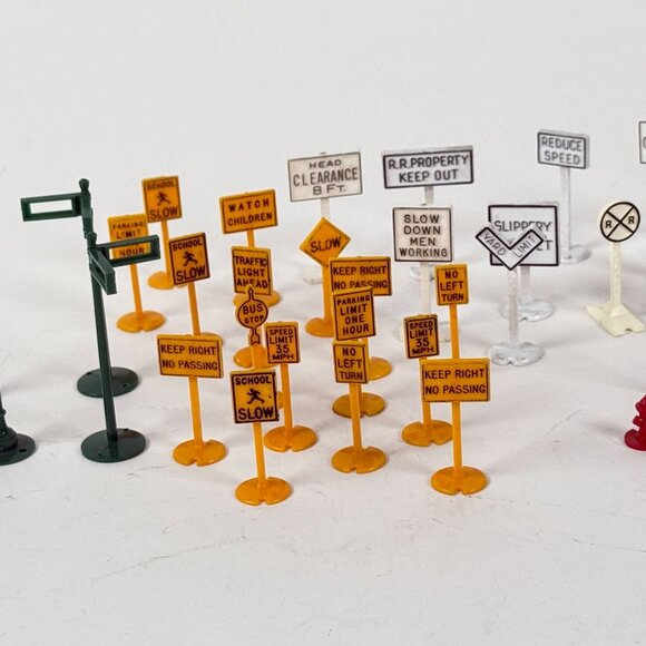 HO Scale Train Plastic Accessory Set 35+ Signs & Trees For Model Railroads - Picture 6 of 11